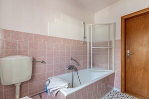 Shower, towels - Apartment 'Gemütliche In Marne' with Balcony and Wi-Fi (Marne)