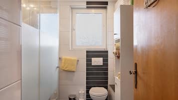 Dusche, Haartrockner, Handtücher