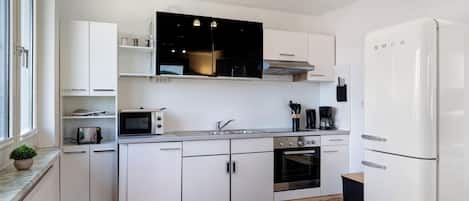 Refrigerador, horno, parrilla de estufa y cafetera y tetera