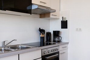 Fridge, oven, stovetop, coffee/tea maker