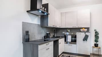 Fridge, oven, stovetop, coffee/tea maker
