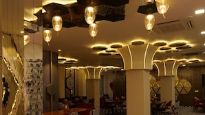 Un interior moderno con suelo de diseño geométrico, diseños únicos en el techo y mobiliario contemporáneo.