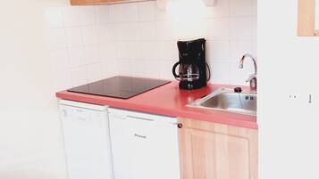 Apartemen | Dapur pribadi | Ketel listrik, pemanggang roti, dan peralatan masak/sendok-piring