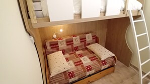 A bunk bed with a lower sleeping area and a top bunk. - Terrasses D 501 - Parc Nat. Vanoise Appart. 5 Pers (Val-Cenis)
