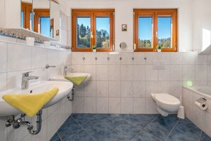 Douche, sèche-cheveux, serviettes fournies