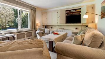 Fernseher, Videospiele, DVD-Player, Stereoanlage