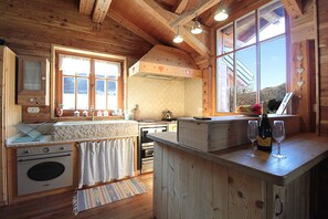 Geladeira, fogão, cooktop, cadeirão de bebê