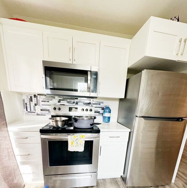 Frigorífic, microones, forn i placa de cuina 