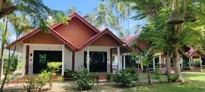 Standard Double Room, Balcony, Garden View | Pemandangan dari bilik