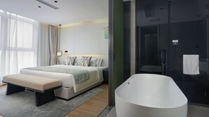 Business Room, 1 Bedroom, Bathtub, Canal View | Ruang tamu | 52 inci televisyen LCD dengan digital, pembesar suara pintar, pencetak