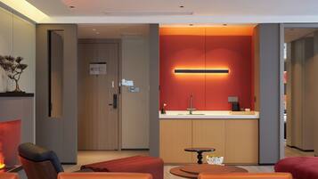 Business kamer, 1 slaapkamer, open haard, uitzicht op het water | 1 slaapkamer, luxe beddengoed, donsdekens, Select Comfort-bedden