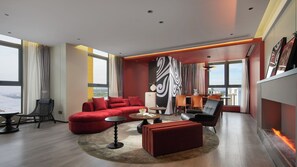 ビジネス ルーム 1 ベッドルーム 暖炉 カナルビュー | 高級寝具、羽毛の掛け布団、セレクト コンフォート製ベッド、ミニバー