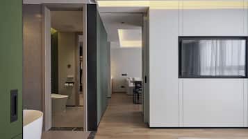 Habitación Business, 1 habitación, bañera, vistas al canal | Zona de estar | Una televisión LCD, un altavoz inteligente, una impresora