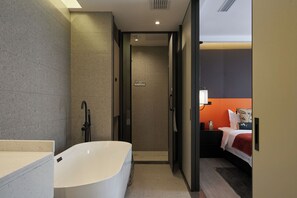 Business kamer, 1 slaapkamer, open haard, uitzicht op het water | Badkamer | Een aparte badkuip en douche, een regendouche, gratis toiletartikelen