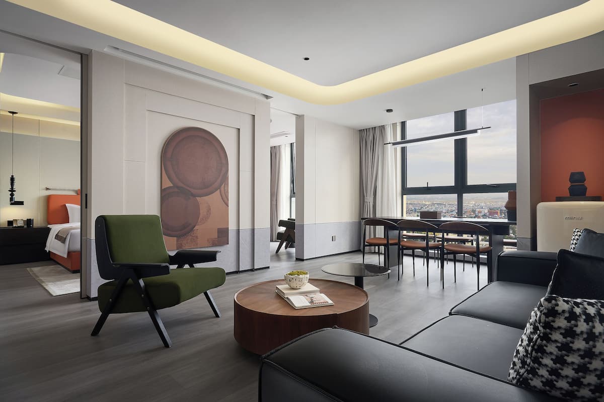 Business Suite, 1 Bedroom, Private Bathroom, Canal View