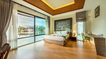 Signature Double Room | Desk, laptop workspace, blackout drapes, free WiFi