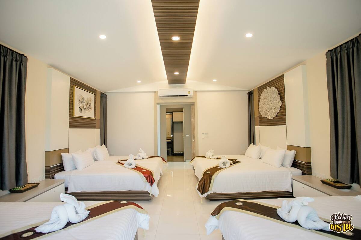 Exclusive House | Desk, laptop workspace, blackout drapes, free WiFi