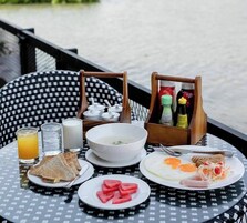 Free daily English breakfast