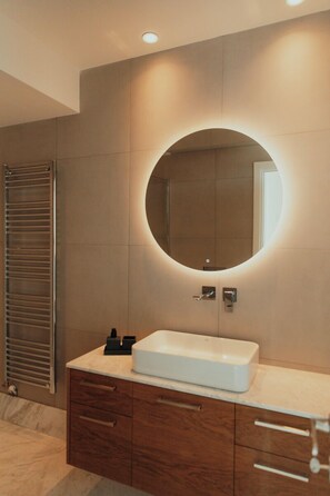 Duplex Suite with Acropolis View | 浴室 | 淋浴設備、風筒、提供毛巾、番梘