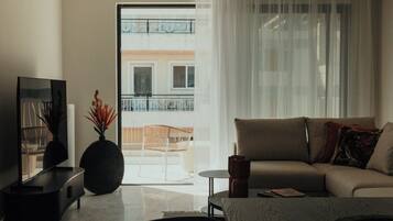 Suite with Acropolis View | Living area