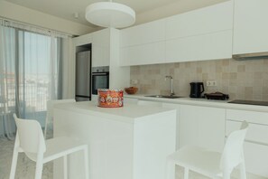 Duplex Suite with Acropolis View | Eget kök | Stort kylskåp, ugn, spishäll och grytor/köksredskap