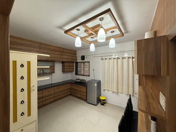 Fridge, cookware/dishes/utensils