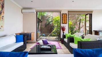 Superior-Villa, Meerblick | Wohnbereich | Flachbildfernseher