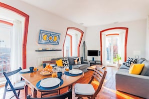 City maisonnette, 3 slaapkamers, balkon, uitzicht op rivier | Woonruimte | Flatscreentelevisie