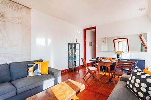 City maisonnette, 3 slaapkamers, balkon, uitzicht op rivier | Woonruimte | Flatscreentelevisie