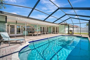 House | 4 bedrooms, desk, Internet