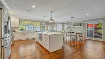 House | 4 bedrooms, desk, Internet