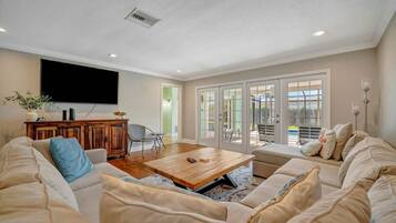 4 bedrooms, desk, Internet