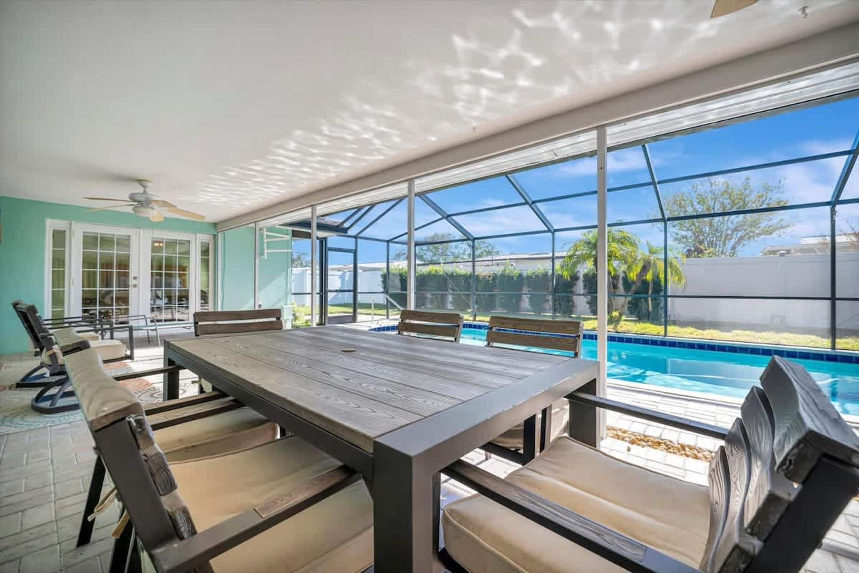 4 bedrooms, desk, Internet