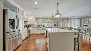 House | 4 bedrooms, desk, Internet