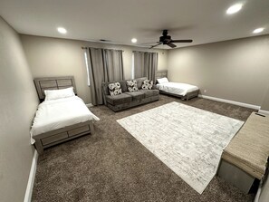 5 habitaciones, tabla de planchar con plancha, wifi y ropa de cama 