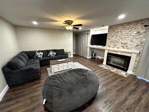 Smart TV y chimenea 