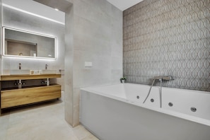 Bathroom - BANDERAS & SPA SUITE HIDROMASSAGE ROCIO (CAMINITO DEL REY/MASSAGE ON REQUEST) (Carratraca)