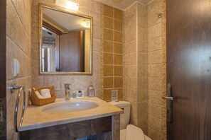 Shower, hair dryer, towels, soap - [NEW] Villa Zefi, near an ancient archaeological site (8MH9+VP Eleftherna, Greece)