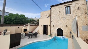 Outdoor pool - [NEW] Villa Zefi, near an ancient archaeological site (8MH9+VP Eleftherna, Greece)