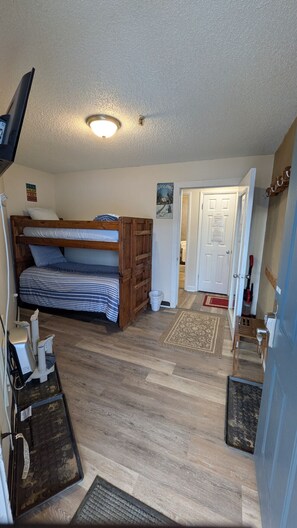 3 bedrooms, desk, iron/ironing board, WiFi