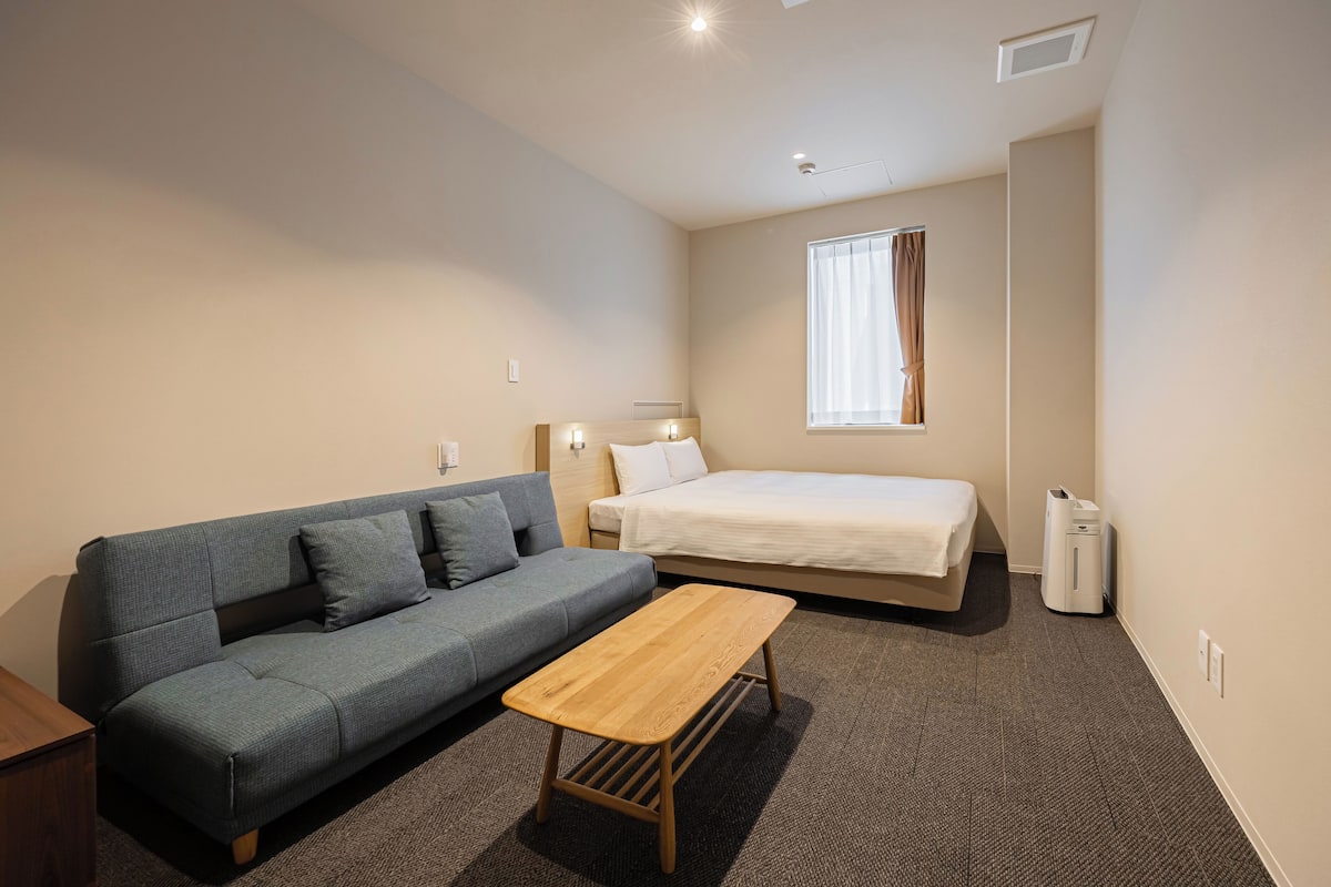 Private Group Room for 1-3 with Shared Shower room, Non Smoking (Queen Bed + Sofa) | Soundproofing, free WiFi, bed sheets