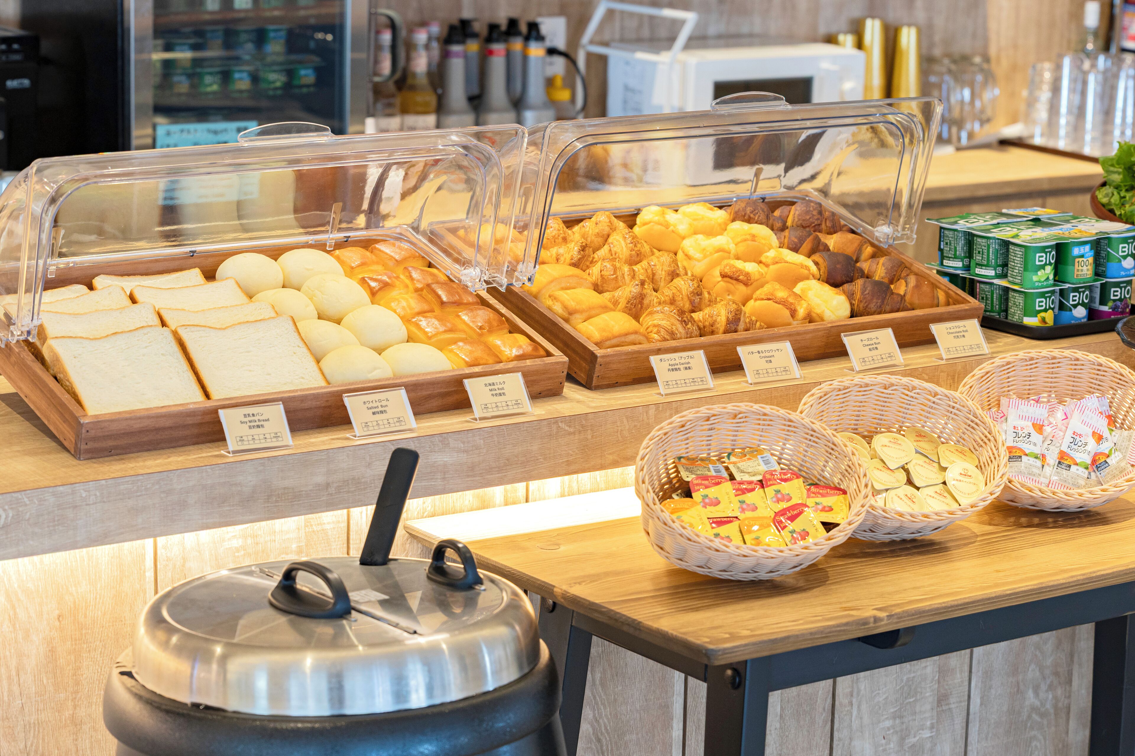 Se ofrece un desayuno bufé (990 JPY por persona)