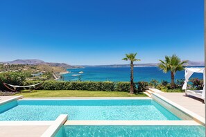 A pool with a view of the sea and mountains. - Miraida Exclusive Residence (Apokoronos)