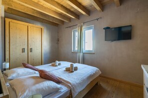 6 bedrooms, iron/ironing board, travel crib, free WiFi