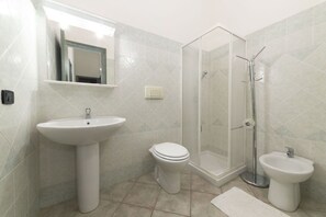 Douche, bidet, serviettes fournies