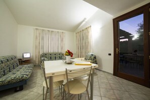Dining - Beautiful apartment in villa for 6 guests with A/C and pets allowed (Villaputzu)