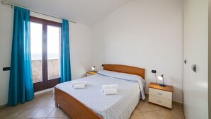 2 室のベッドルーム、旅行用ベビーベッド、ベッドシーツ