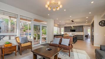 ํ์ฐ์ค | 5 ๊ฐ์ ์นจ์ค, ์ธํฐ๋ท