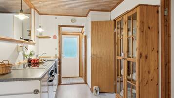 Réfrigérateur, micro-ondes, batterie de cuisine, vaisselle et ustensiles