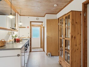 Geladeira, micro-ondas, talheres/pratos/utensílios de cozinha